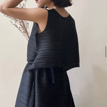 Pleats dress with cinched in waist. - Oliver Barret