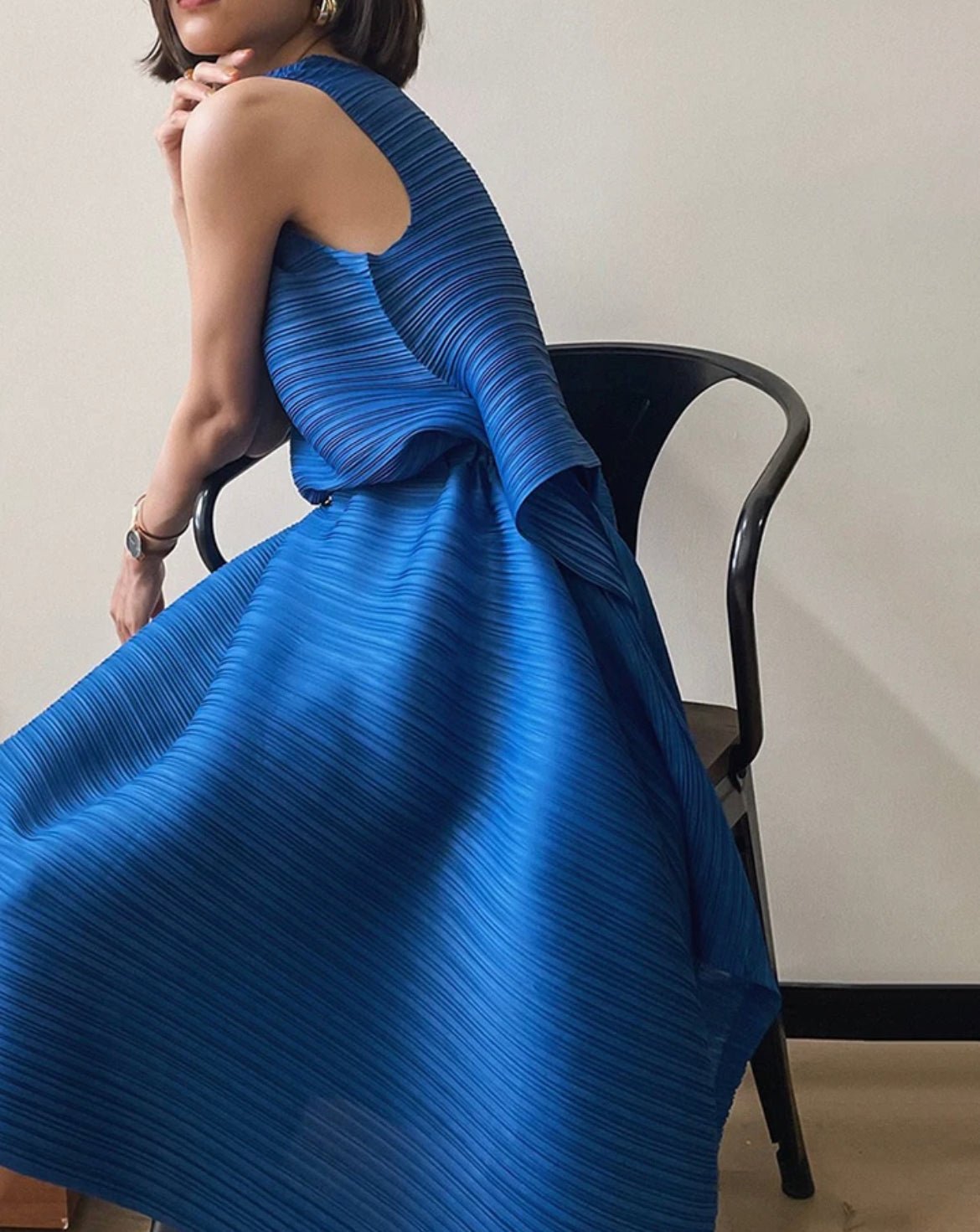 Pleats dress with cinched in waist. - Oliver Barret
